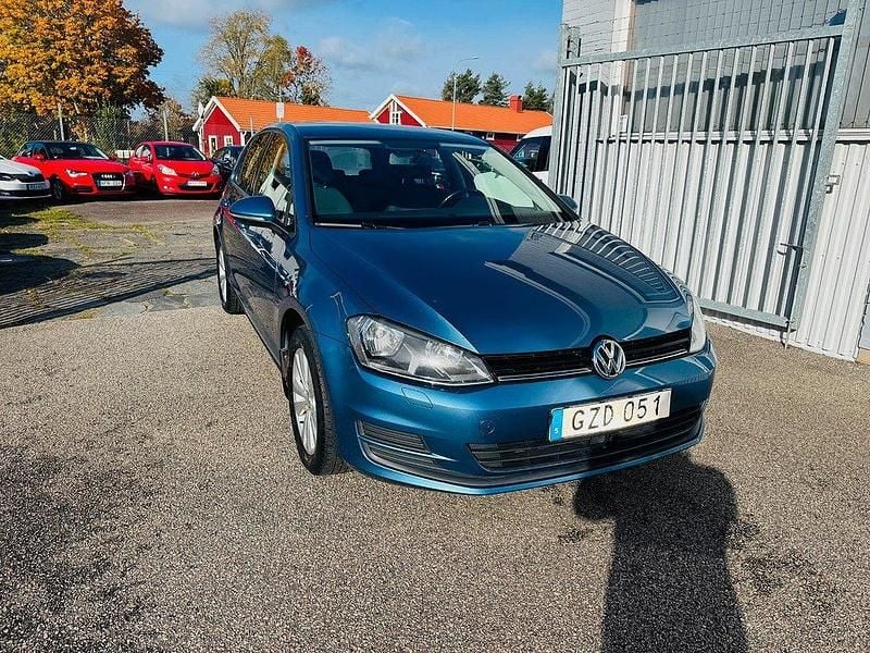 Blå (blå metallic ) Begagnad 2016 VW Golf VII Halvkombi | 119 900 kr (Marknadspris) - Bild 1/4
