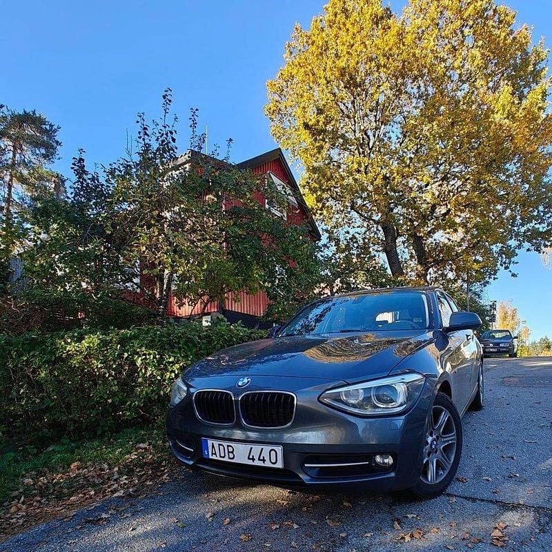 Grå Begagnad 2014 BMW 116 Halvkombi | 90 000 kr (Bra pris) - Bild 1/4