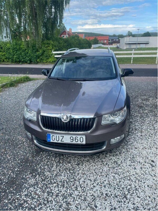 Brun Begagnad 2010 Skoda Superb Elegance Kombi | 65 000 kr (Marknadspris) - Bild 1/4