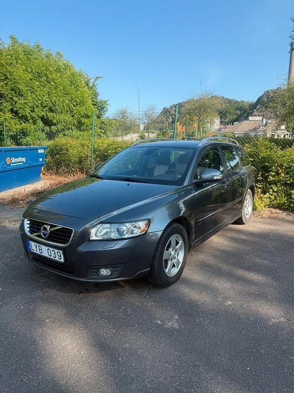 Grå Begagnad 2011 Volvo V50 Momentum Kombi | 39 900 kr (Bra pris) - Bild 1/4