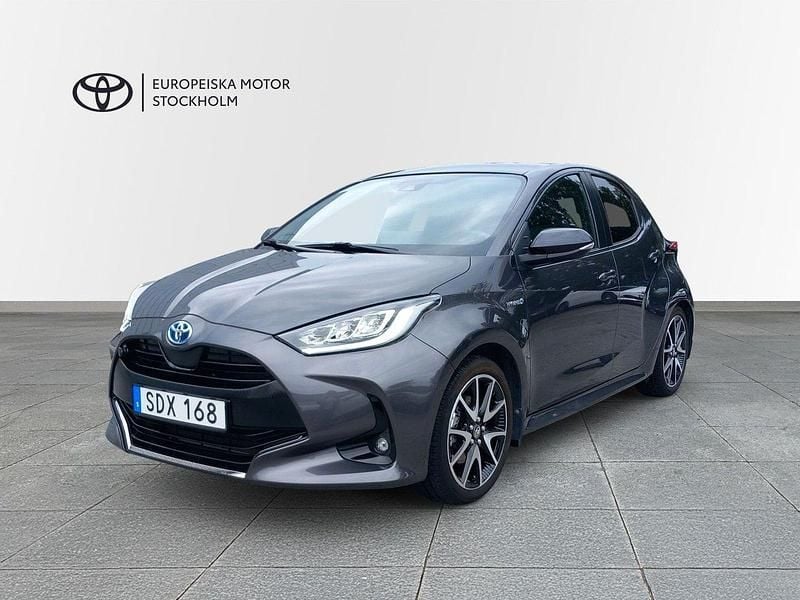 Mörkgrå (grå) Begagnad 2020 Toyota Yaris Hybrid Skyview Edition Halvkombi | 229 900 kr (Marknadspris) - Bild 1/3