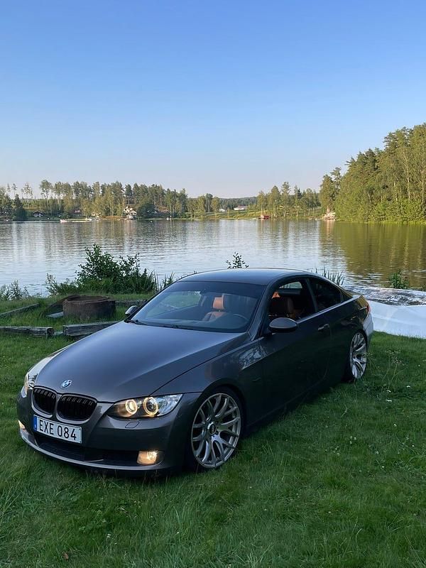 Begagnad 2009 BMW 320 Sportkupé | 85 000 kr (Marknadspris) - Bild 1/4