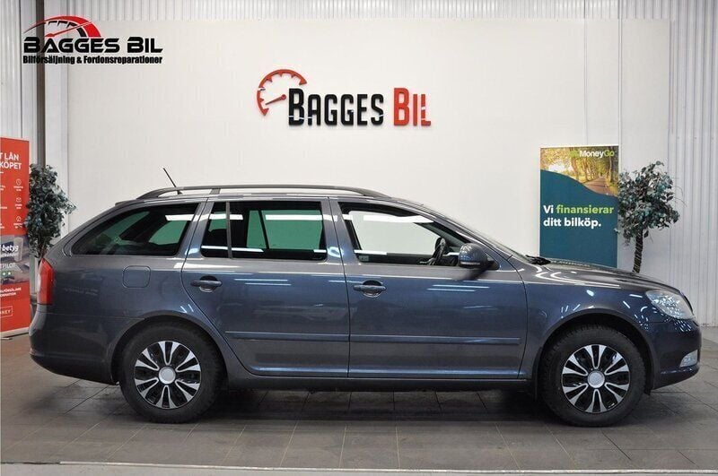 Mörkgrå Begagnad 2011 Skoda Octavia Kombi | 43 900 kr (Marknadspris) - Bild 1/4