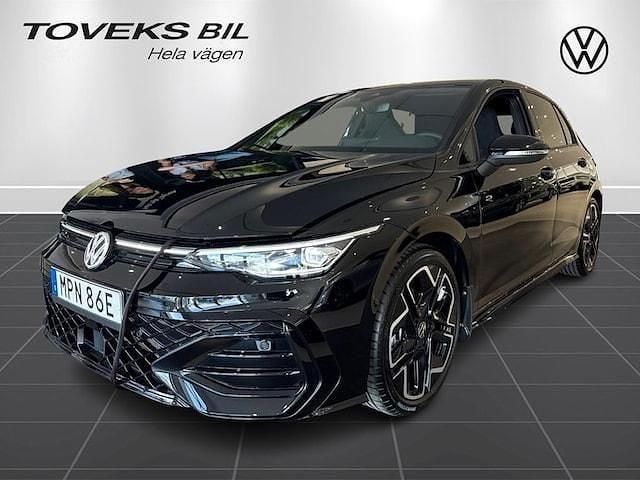 Svart (grenadilla black metallic) Ny 2025 VW Golf VIII R-line Edition Kombi | 349 900 kr (Marknadspris) - Bild 1/4