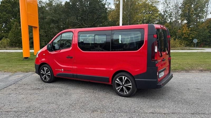 Begagnad Renault Trafic 146 HK (107 kW) 2015 Röd Minibuss