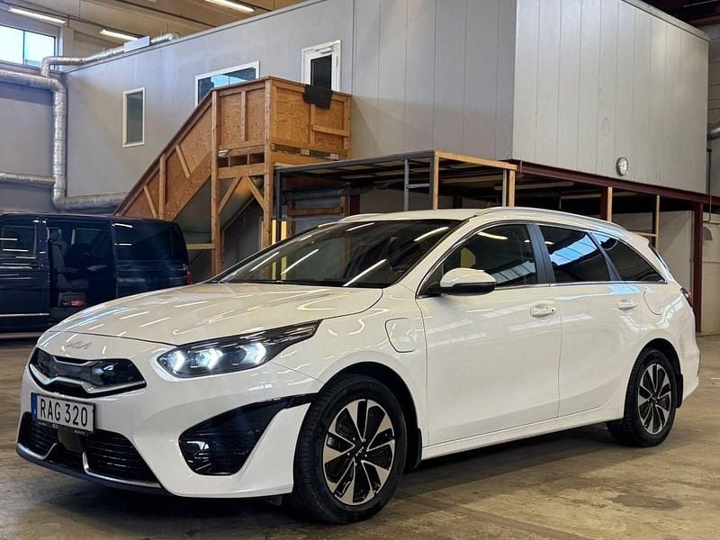 Vit Begagnad 2024 Kia Ceed Advance Kombi | 254 900 kr (Superpris) - Bild 1/4