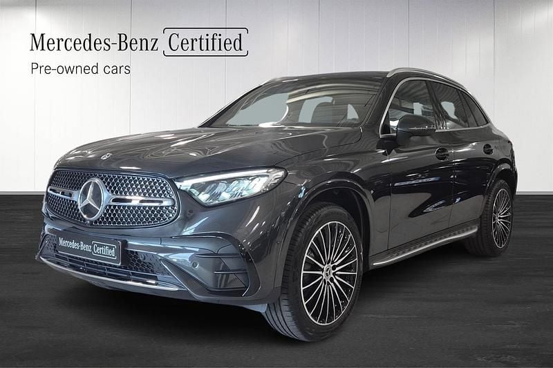Grå (grey) Begagnad 2025 Mercedes GLC300e Advanced SUV | 795 600 kr (Dyr) - Bild 1/4