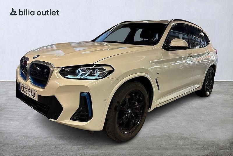 Vit Begagnad 2022 BMW iX3 SUV | 384 900 kr (Superpris) - Bild 1/4