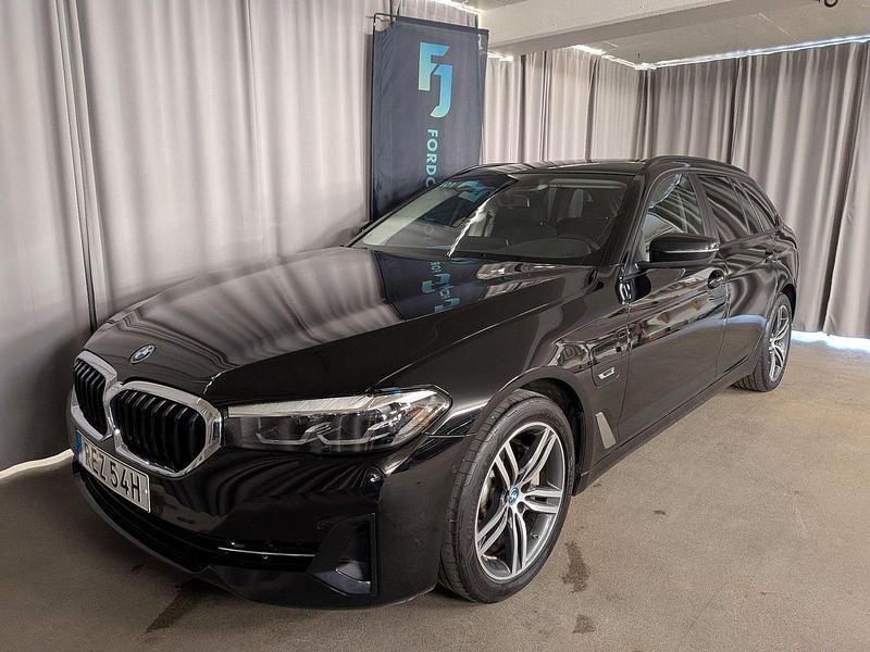 Svart Begagnad 2022 BMW 530e Kombi | 369 900 kr (Superpris) - Bild 1/4