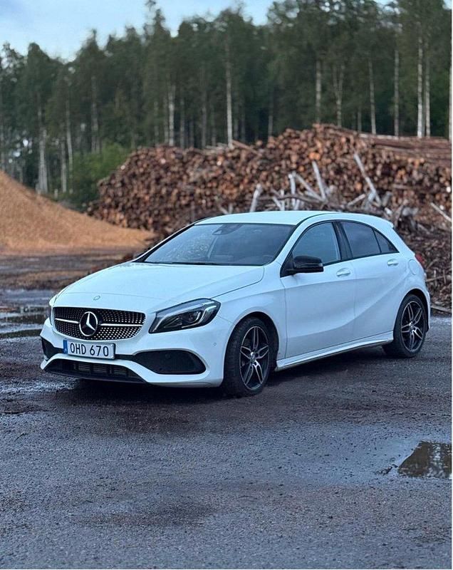 Vit Begagnad 2017 Mercedes A200 AMG Halvkombi | 195 000 kr (Marknadspris) - Bild 1/4