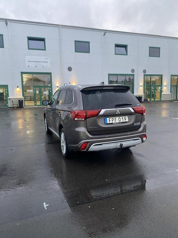 Brun Begagnad 2019 Mitsubishi Outlander P-HEV Comfort Edition SUV | 250 000 kr (Marknadspris) - Bild 1/2