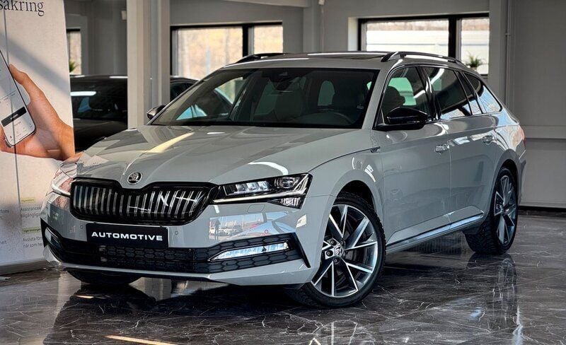 Grå Begagnad 2023 Skoda Superb SportLine Kombi | 449 896 kr - Bild 1/4