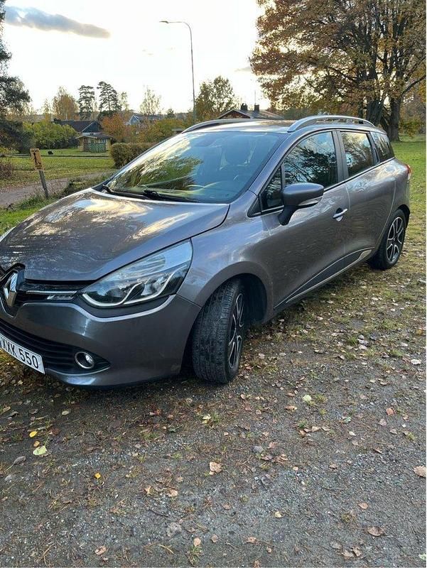 Grå Begagnad 2015 Renault Clio GrandTour Kombi | 54 400 kr (Bra pris) - Bild 1/4