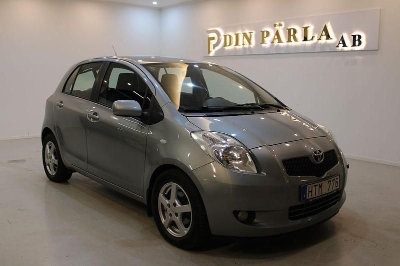Grå Begagnad 2009 Toyota Yaris Halvkombi | 59 900 kr (Marknadspris) - Bild 1/4