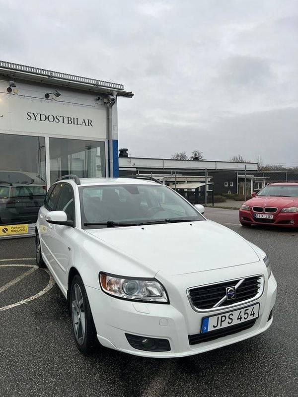 Vit Begagnad 2009 Volvo V50 Momentum Kombi | 36 900 kr (Marknadspris) - Bild 1/4