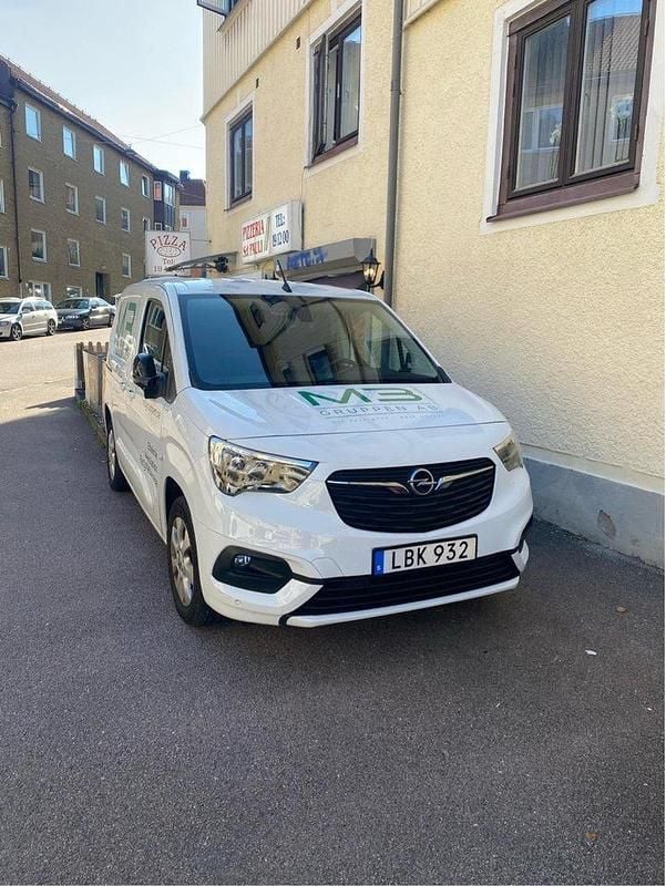 Vit Begagnad 2022 Opel Combo Minibuss | 270 000 kr (Dyr) - Bild 1/4