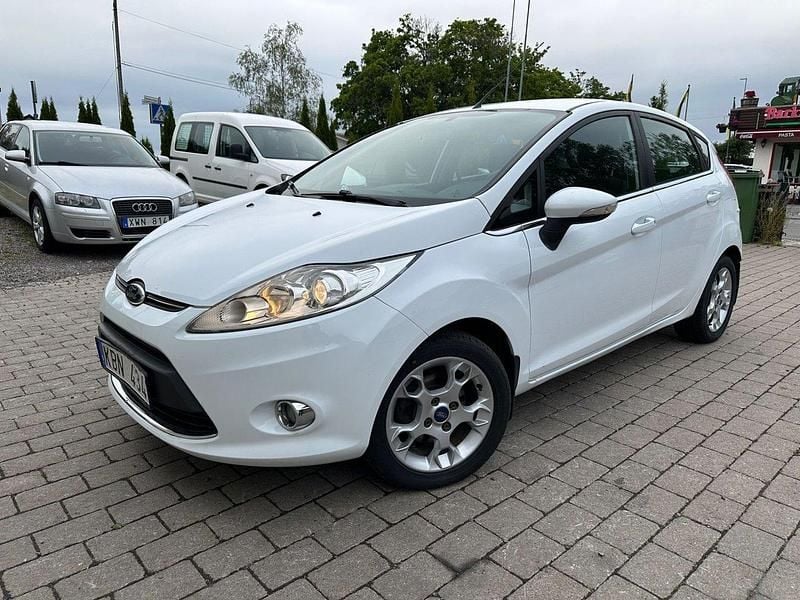 Vit Begagnad 2012 Ford Fiesta Titanium Halvkombi | 59 800 kr (Lite dyr) - Bild 1/4