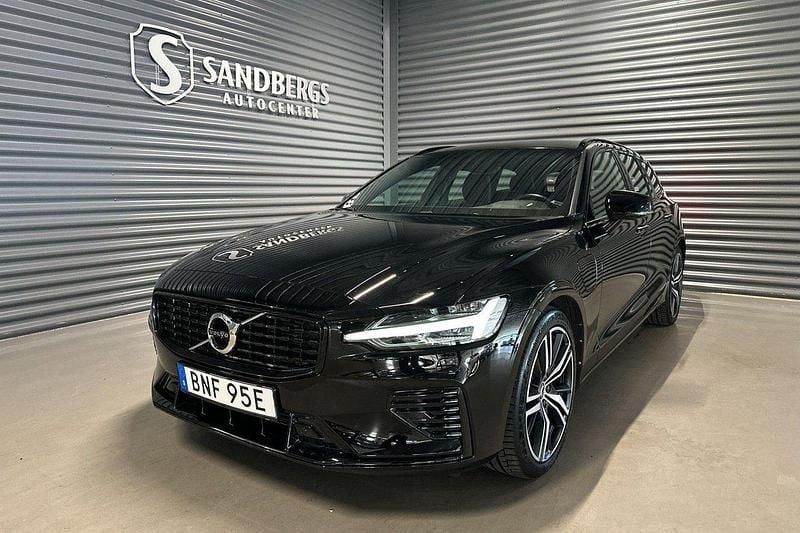 Svart Begagnad 2021 Volvo V60 R-Design Kombi | 354 500 kr (Marknadspris) - Bild 1/4