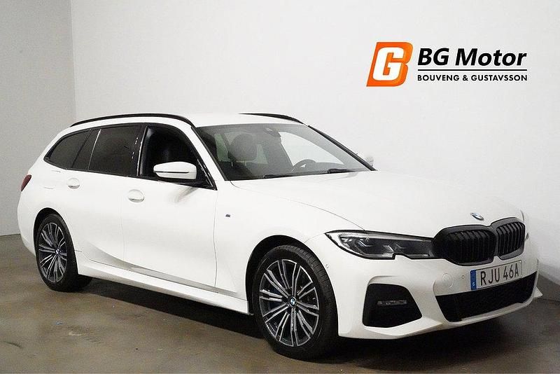 Vit Begagnad 2021 BMW 330e M Sport Kombi | 299 600 kr (Lite dyr) - Bild 1/4