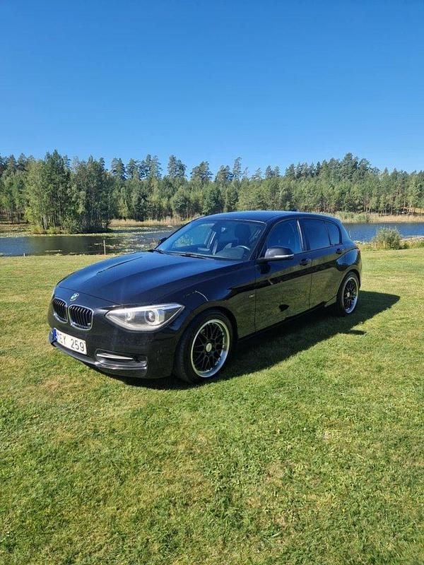 Svart Begagnad 2012 BMW 116 Sport Line Halvkombi | 89 000 kr (Marknadspris) - Bild 1/4