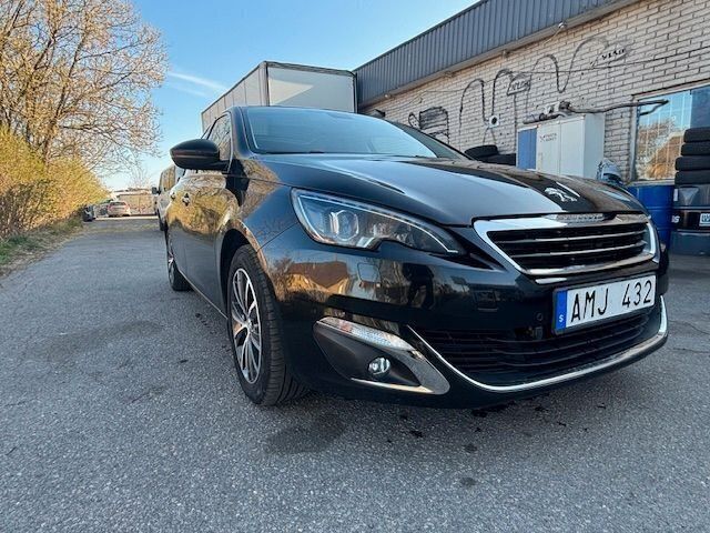 Svart Begagnad 2013 Peugeot 308 Allure Halvkombi | 48 000 kr (Lite dyr) - Bild 1/4