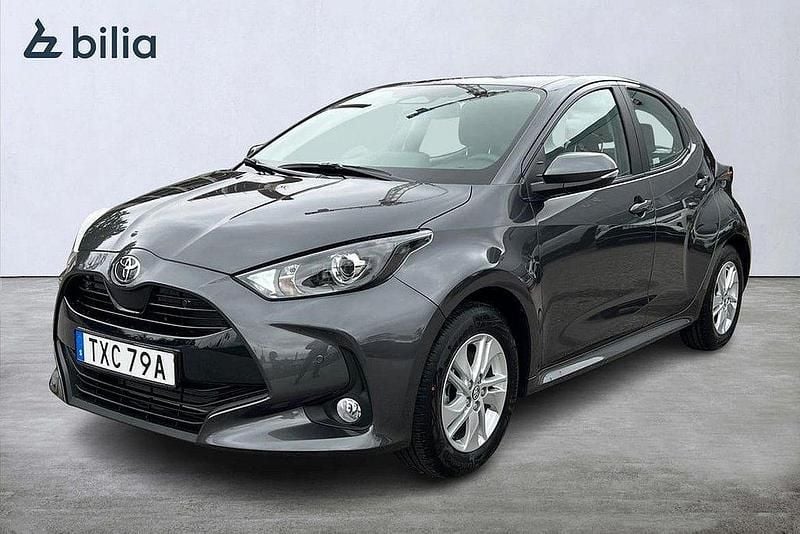 Mörkgrå Ny 2025 Toyota Yaris Hybrid Active Halvkombi | 271 800 kr (Marknadspris) - Bild 1/3