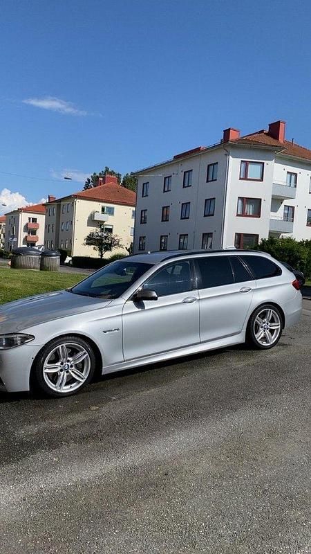 Silver Begagnad 2014 BMW M550 M Sport Sedan | 220 000 kr (Marknadspris) - Bild 1/4