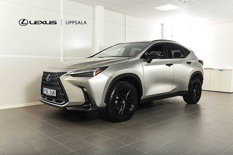 Ljusgrå Begagnad 2024 Lexus NX450h+ SUV | 638 900 kr (Lite dyr) - Bild 1/4