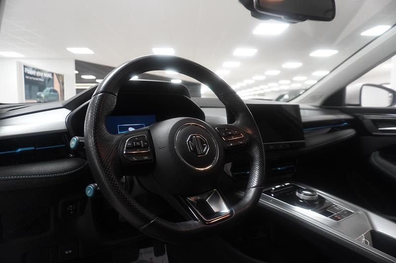 Begagnad MG MG5 EV Luxury 130 kW (177 HK) 2022 Dover white Kombi