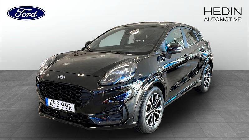 Svart (black) Begagnad 2022 Ford Puma Gen-E ST-Line SUV | 199 900 kr (Marknadspris) - Bild 1/4