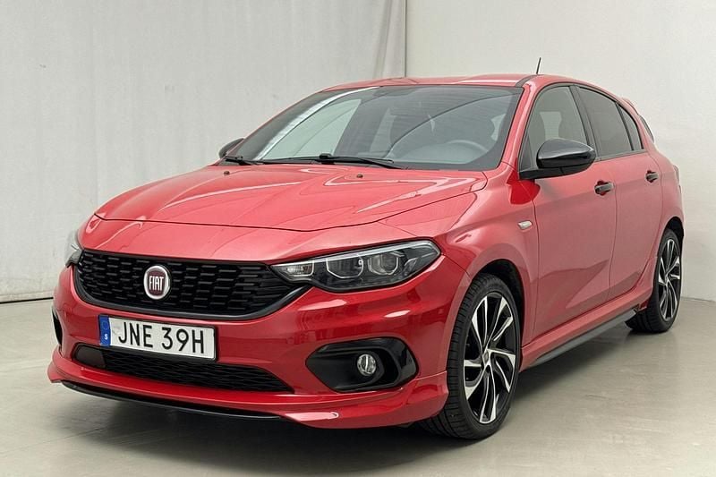 Röd Begagnad 2020 Fiat Tipo Sport | 144 800 kr - Bild 1/4