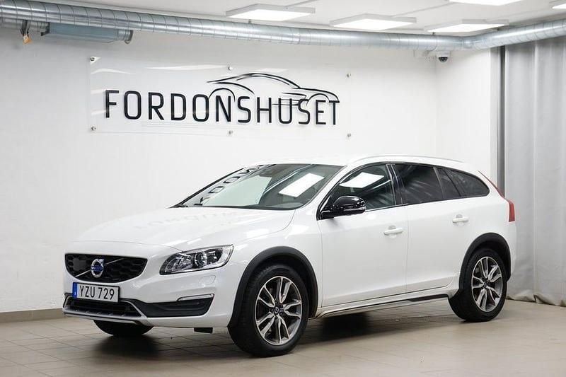 Vit Begagnad 2017 Volvo V60 CC Standard Kombi | 209 000 kr (Marknadspris) - Bild 1/4