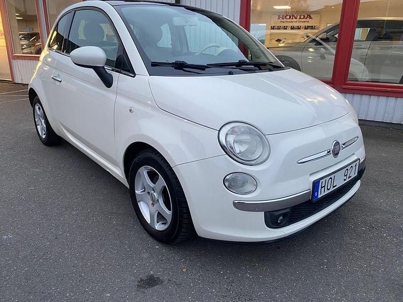 Vit Begagnad 2011 Fiat 500 Lounge Halvkombi | 39 900 kr (Lite dyr) - Bild 1/4