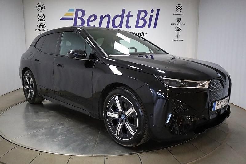 Svart Begagnad 2022 BMW iX Comfort Edition SUV | 479 500 kr (Lite dyr) - Bild 1/4