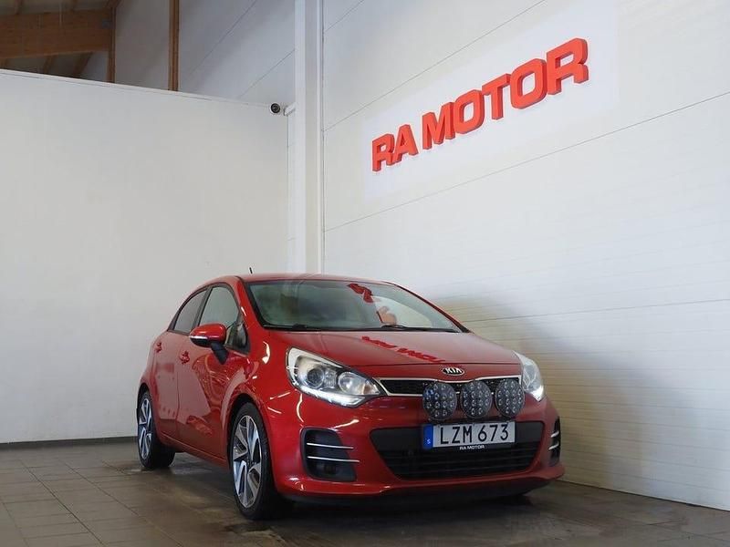 Begagnad Kia Rio 84 HK (61 kW) 2015 Röd Halvkombi