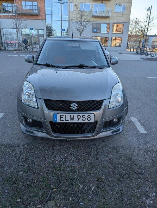 Grå Begagnad 2010 Suzuki Swift Sport Halvkombi | 47 000 kr (Marknadspris) - Bild 1/4