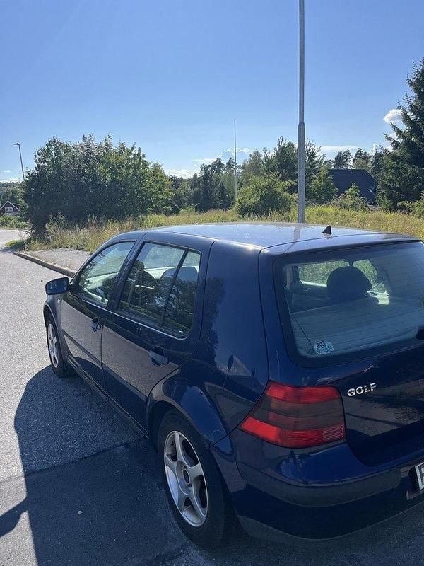 Blå Begagnad 2000 VW Golf IV Trendline Halvkombi | 9 800 kr (Superpris) - Bild 1/3