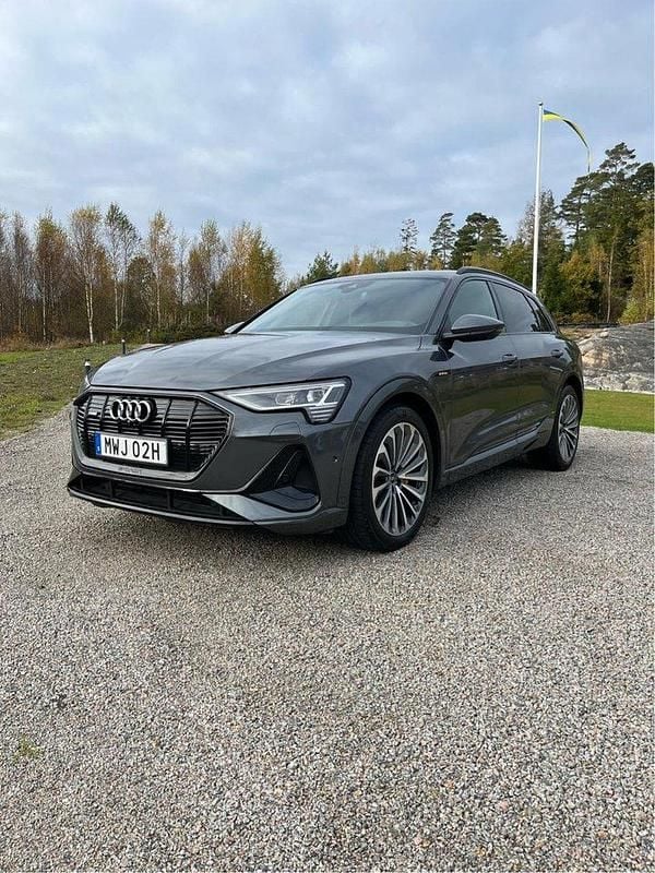 Grå Begagnad 2022 Audi e-tron S-Line SUV | 439 900 kr (Bra pris) - Bild 1/4