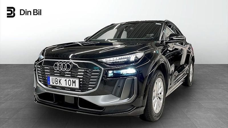 Svart Begagnad 2025 Audi Q6 Sportback e-tron S-Line SUV | 799 000 kr - Bild 1/4