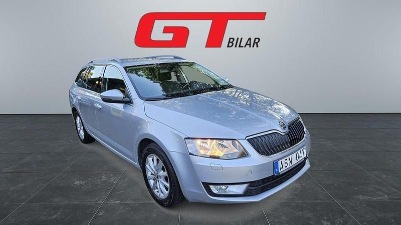 Silver Begagnad 2013 Skoda Octavia Ambition Kombi | 59 900 kr (Marknadspris) - Bild 1/4
