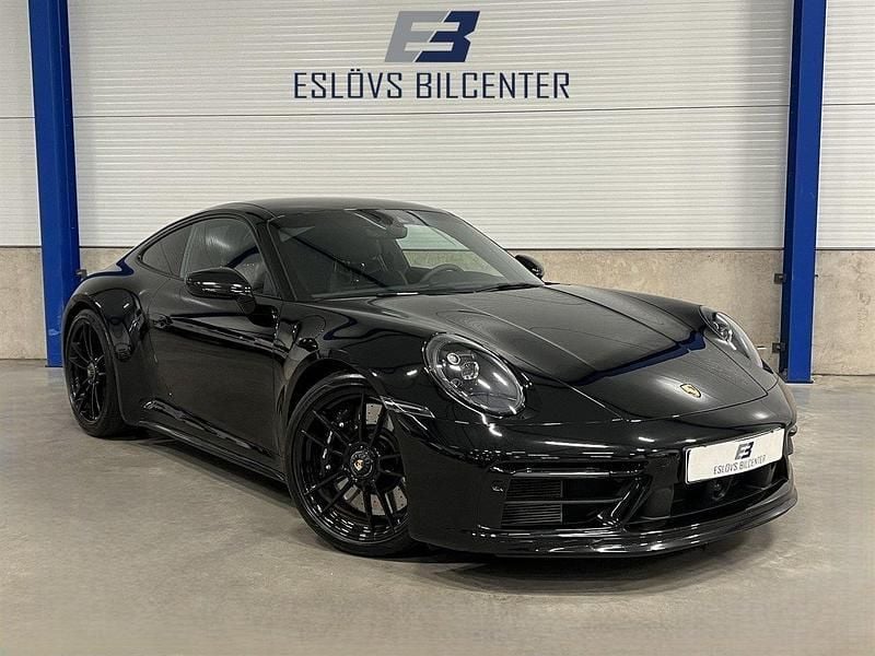 Svart Begagnad 2024 Porsche 911 Carrera 4 GTS Sportkupé | 1 695 000 kr (Superpris) - Bild 1/4