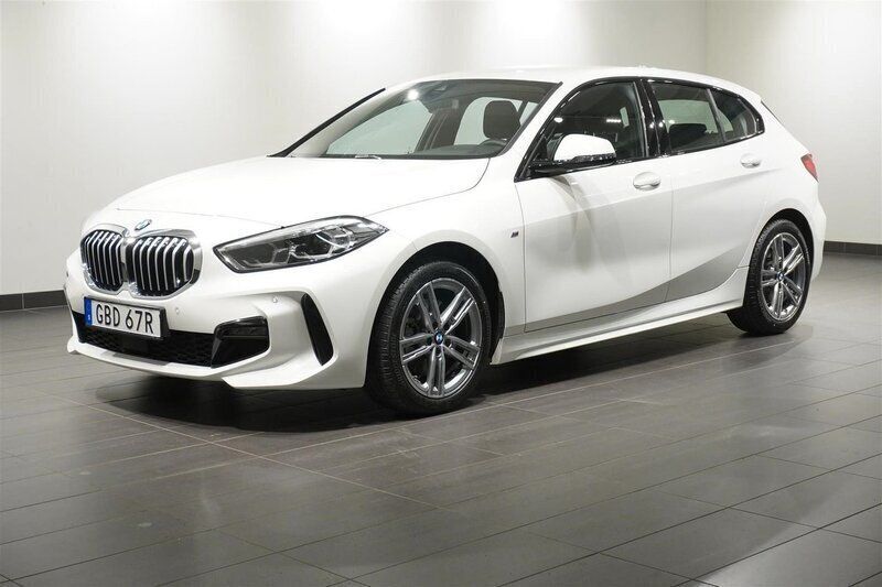 Vit Begagnad 2024 BMW 118 M Sport Halvkombi | 309 500 kr (Lite dyr) - Bild 1/4