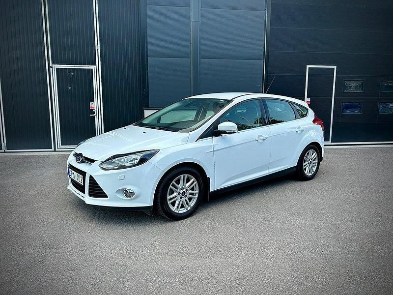 Vit Begagnad 2013 Ford Focus Titanium Halvkombi | 59 900 kr (Marknadspris) - Bild 1/4