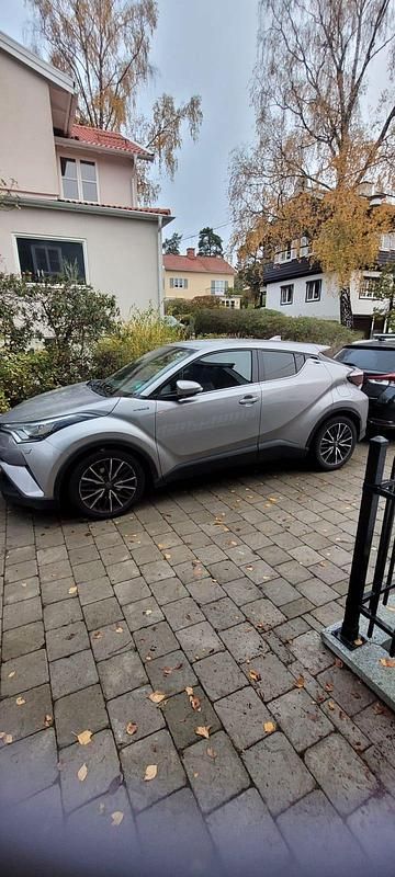 Begagnad 2019 Toyota C-HR SUV | 210 000 kr (Marknadspris) - Bild 1/4