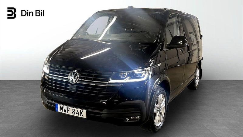 Svart (deep black pärleffekt) Begagnad 2023 VW T6.1 Van | 349 000 kr - Bild 1/4