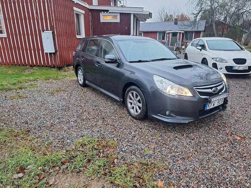 Grå Begagnad 2010 Subaru Legacy Kombi | 35 000 kr (Bra pris) - Bild 1/4