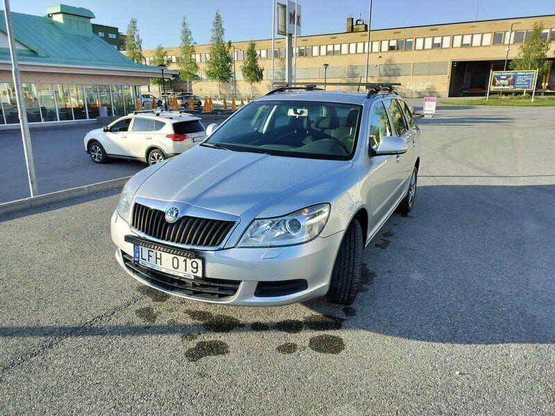 Silver Begagnad 2011 Skoda Octavia Ambiente Kombi | 69 500 kr (Bra pris) - Bild 1/4