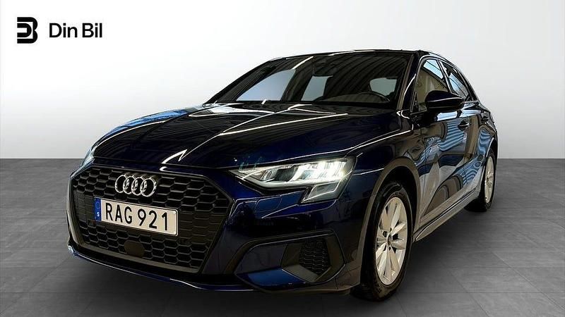 Navarrablå metallic Begagnad 2023 Audi A3 Proline Sedan | 274 000 kr (Marknadspris) - Bild 1/4
