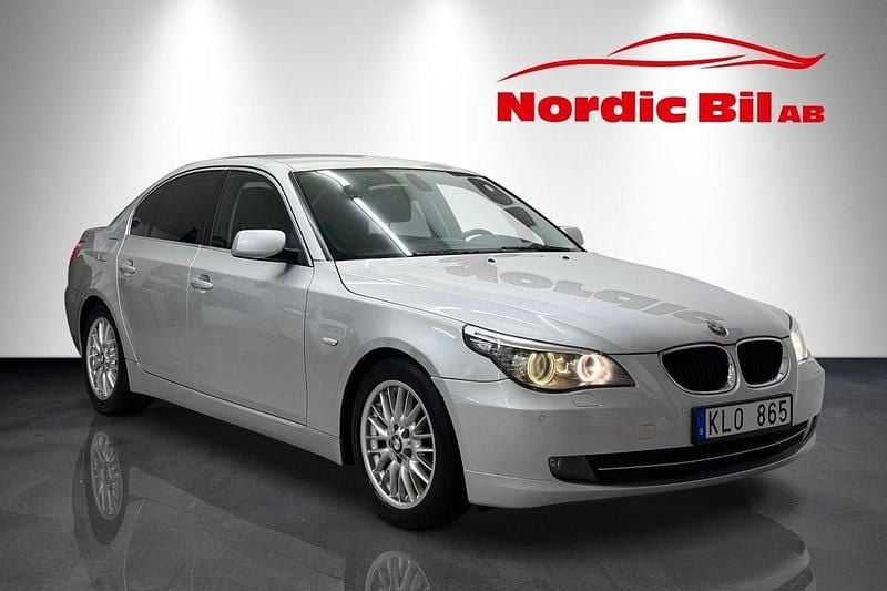 Silver Begagnad 2008 BMW 520 Sedan | 59 900 kr (Marknadspris) - Bild 1/4