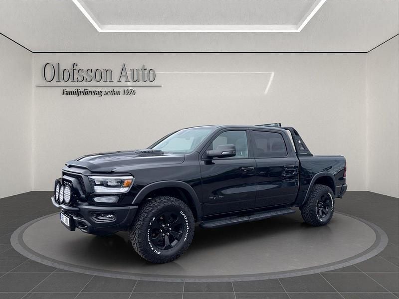 Svart Begagnad 2023 RAM 1500 Pickup | 931 250 kr - Bild 1/4